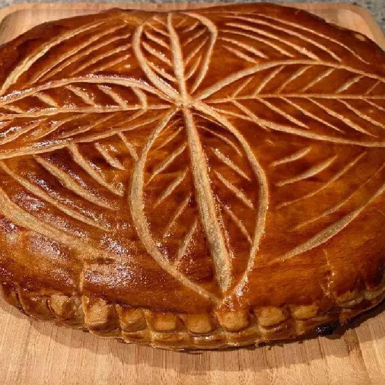 une galette des rois bien dorée