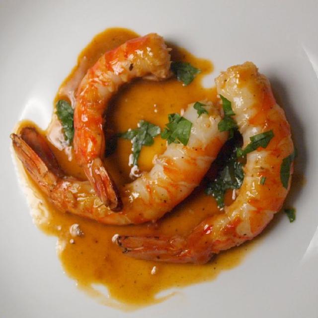 3 gambas avec une réduction de poivron et de whisky