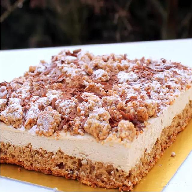 un gâteau au café en trois couches : biscuit, crème, streusel