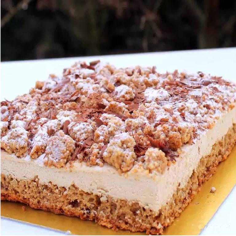 un gâteau au café en trois couches : biscuit, crème, streusel