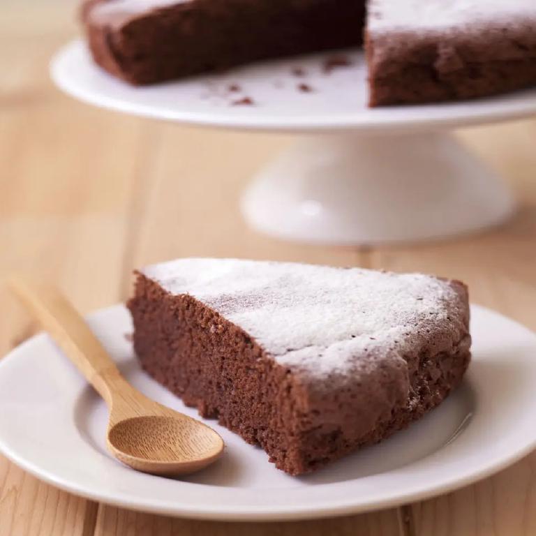 Une part de gâteau au chocolat dans une assiette
