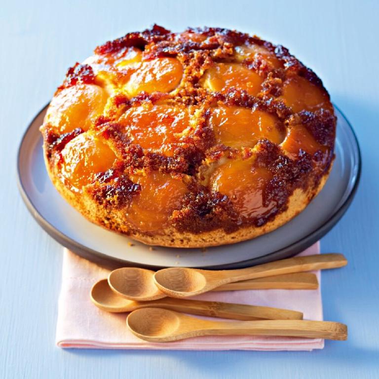 un gâteau aux abricots sur son plat de service