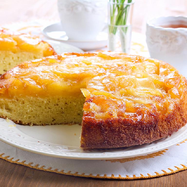 un gâteau aux pommes caramélisées avec une part déjà servie