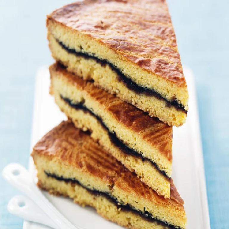 trois parts de gâteau breton fourré aux pruneaux