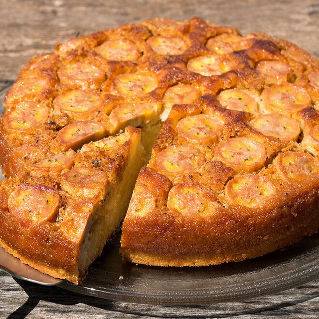 Un gâteau moelleux à la banane, avec une part coupée