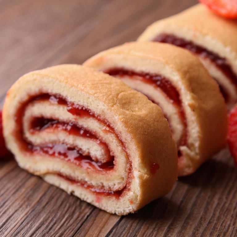 des tranches de gateau roulé à la confiture