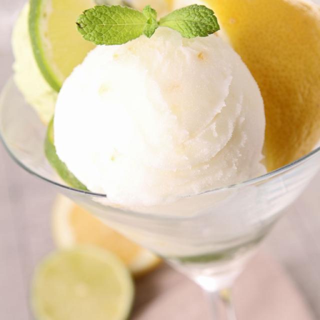 Une boule de glace au citron dans une coupe en verre