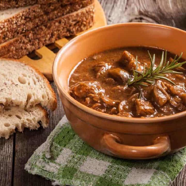 Un plat de goulash hongrois