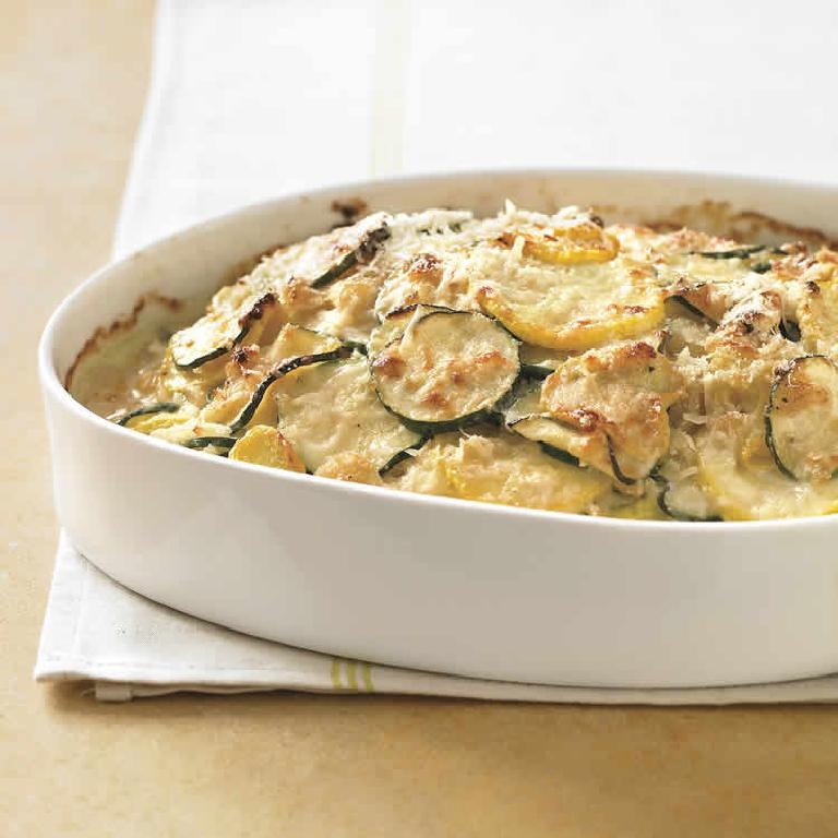 un plat de gratin aux courgettes et pommes de terre, façon gratin dauphinois