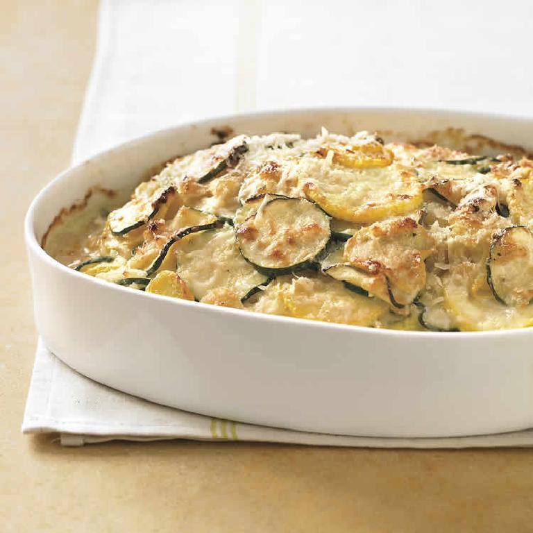 un plat de gratin aux courgettes et pommes de terre, façon gratin dauphinois