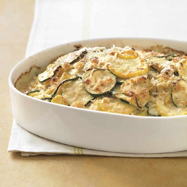 un plat de gratin aux courgettes et pommes de terre, façon gratin dauphinois