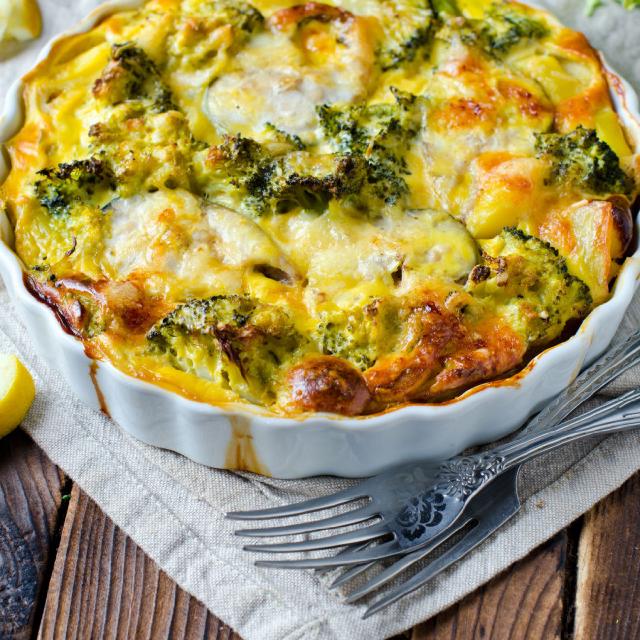 image d'un plat sortant du four avec un gratin de brocolis et de courgettes