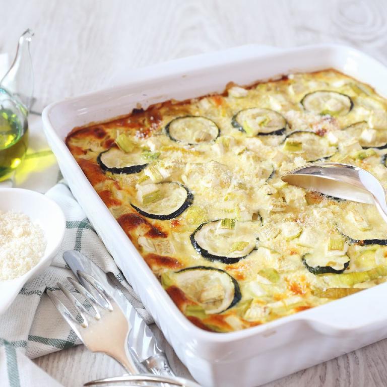 un gratin de courgette dans son plat, gratiné sur le dessus