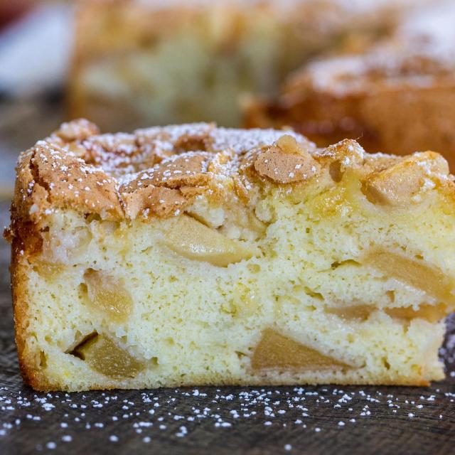 une portion de guillaume tell, un gâteau moelleux aux pommes