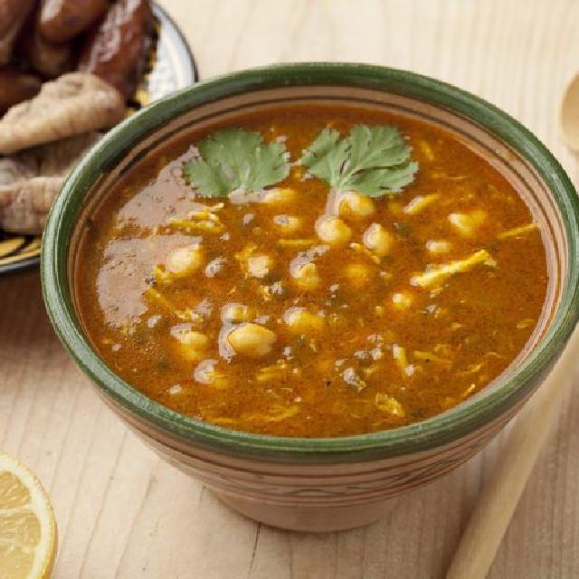 une assiette de harira, soupe traditionnelle du maroc aux pois chiches