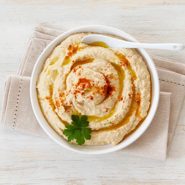 une assiette avec du houmous saupoudré de paprika