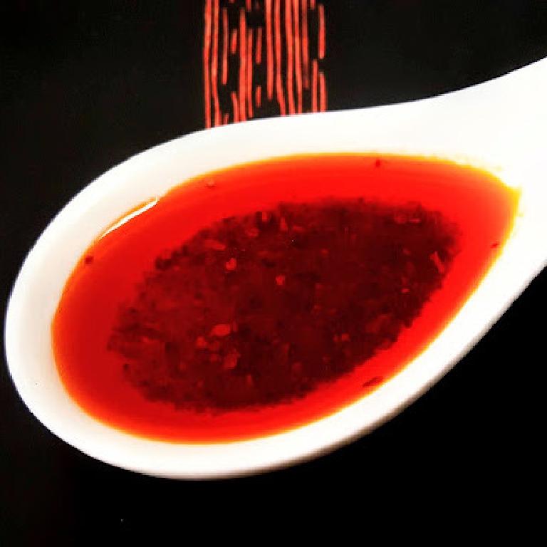 une cuillère asiatique d'huile pimentée