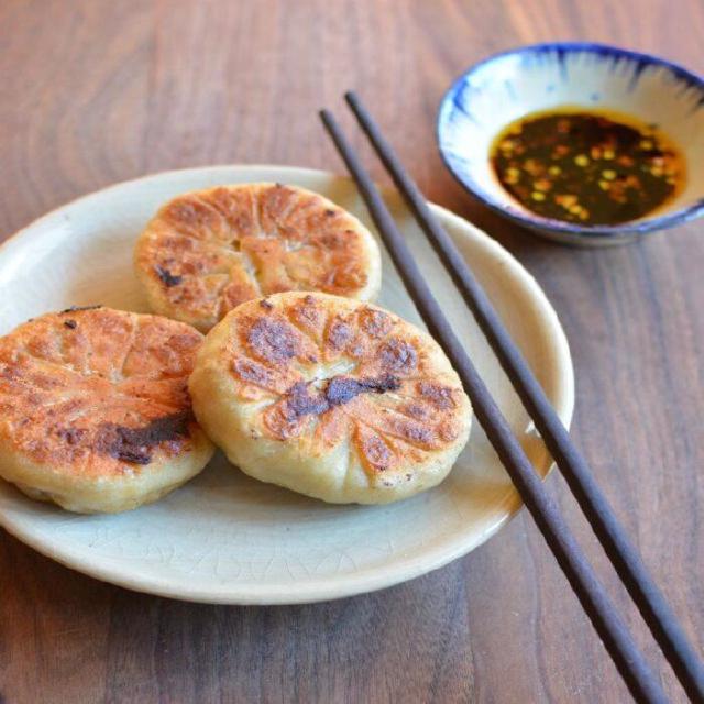 trois galettes de porc et de ciboulette chinoise
