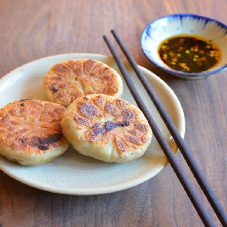 trois galettes de porc et de ciboulette chinoise