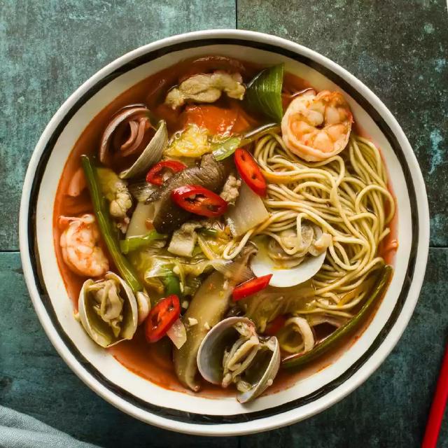 un bol de soupe jjampong, soupe épicée aux palourdes et aux nouilles