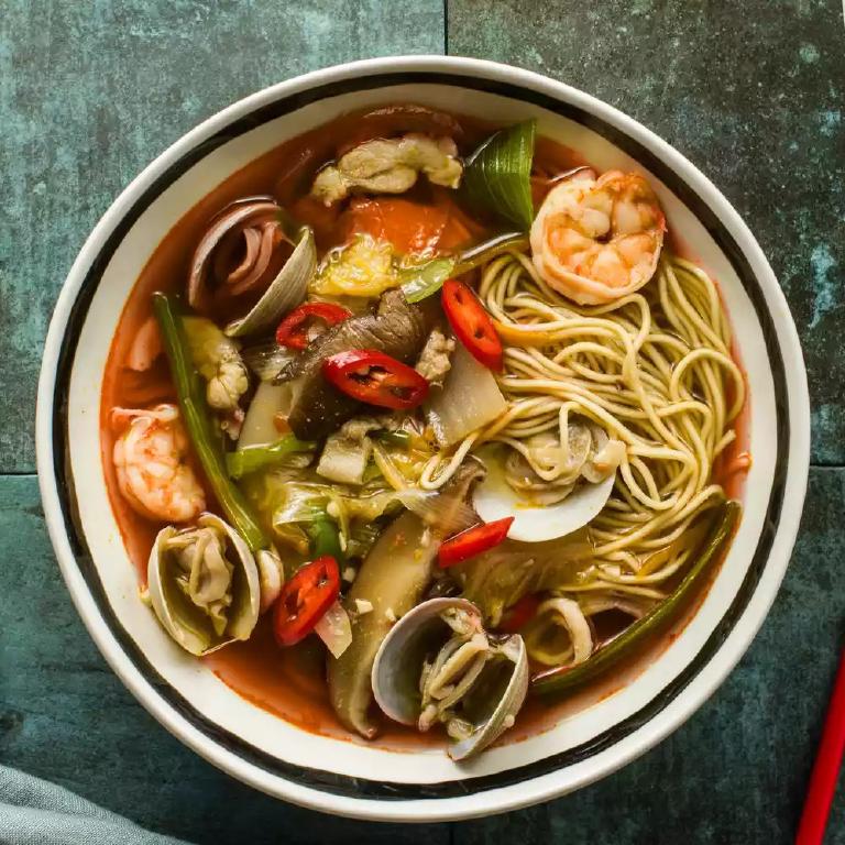 un bol de soupe jjampong, soupe épicée aux palourdes et aux nouilles