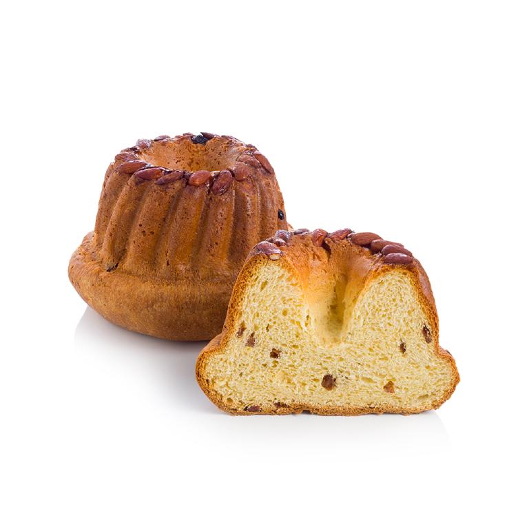 Un kouglof entier et un kouglof coupé en deux