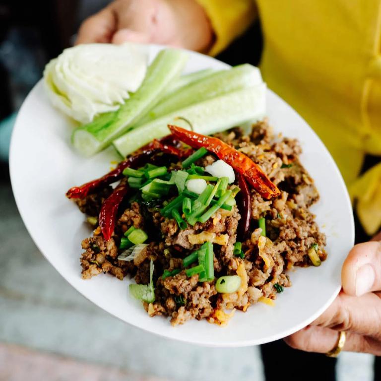 une assiette de salade thai au porc et à la menthe, le laab moo