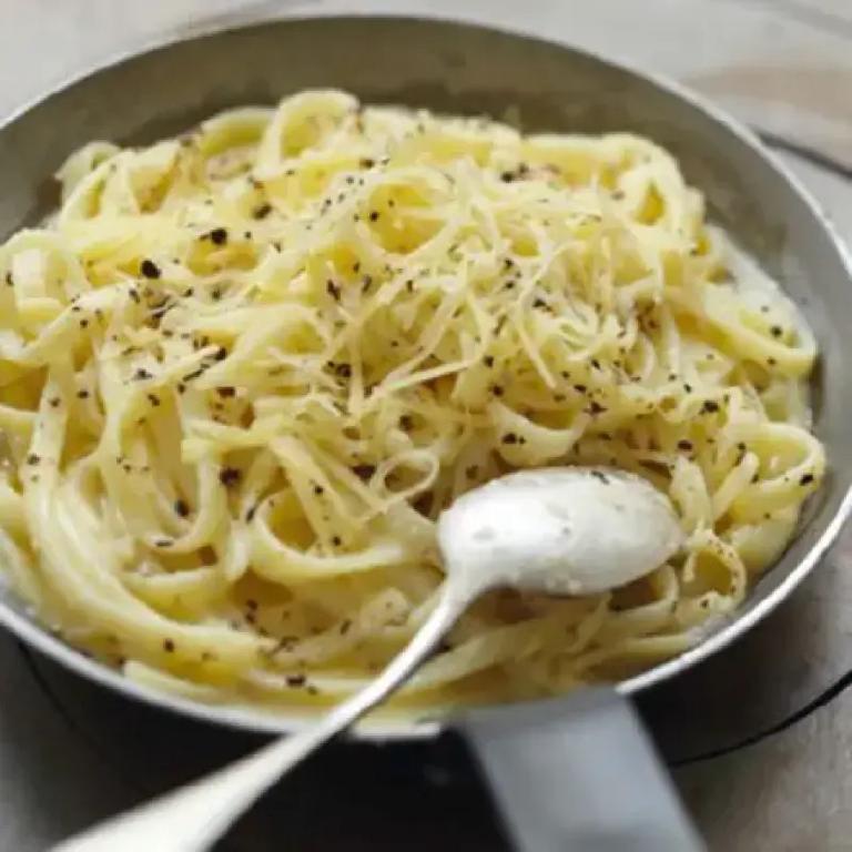 une assiette de linguine au fromage