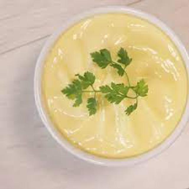 un bol de mayonnaise faite maison