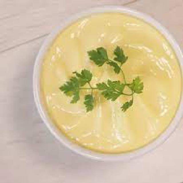 un bol de mayonnaise faite maison