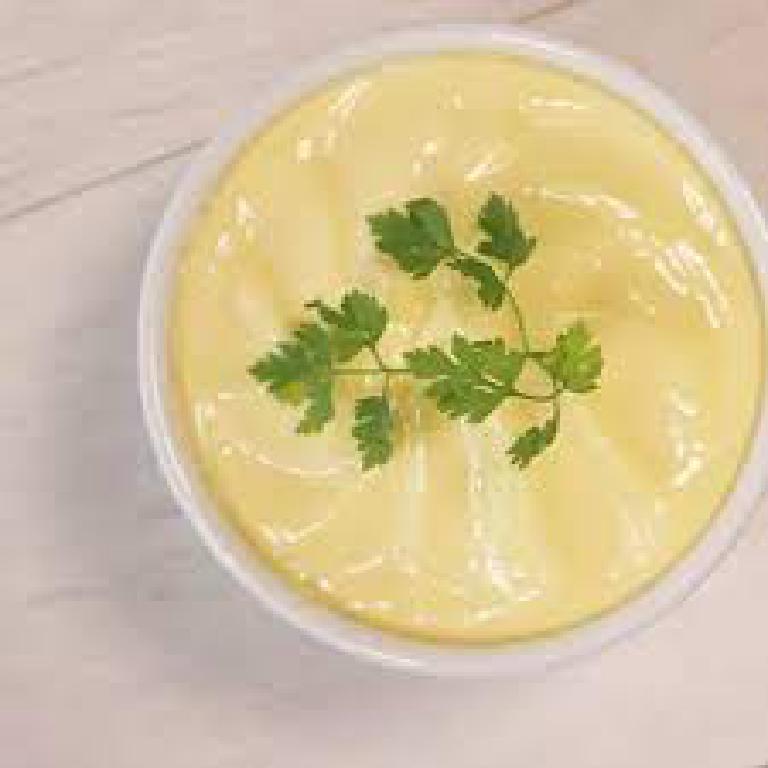 un bol de mayonnaise faite maison