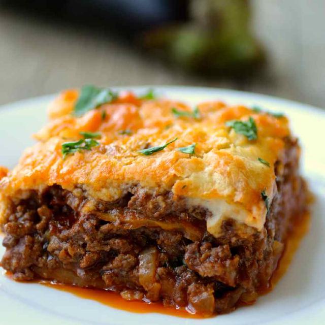 une portion de moussaka gratinée