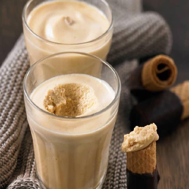 deux verrines contenant une mousse au caramel au beurre salé