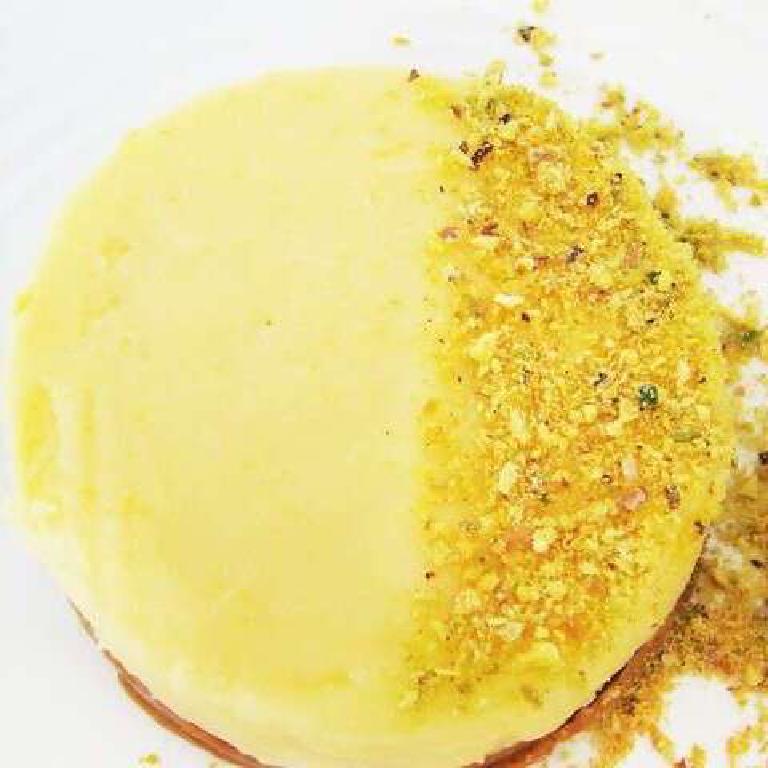 une tarte au citron sur une pâte fine de type crumble à l'huile d'olive