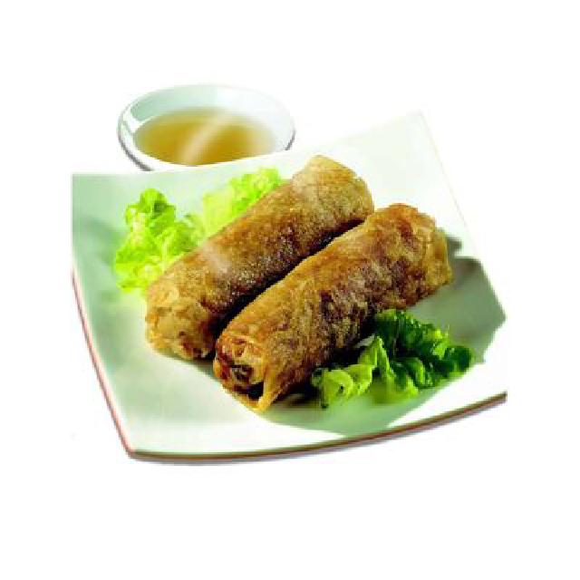 sur une assiette de facture contemporaine, deux nems sur une feuille de salade ; dans le fond, une coupelle avec de la sauce
