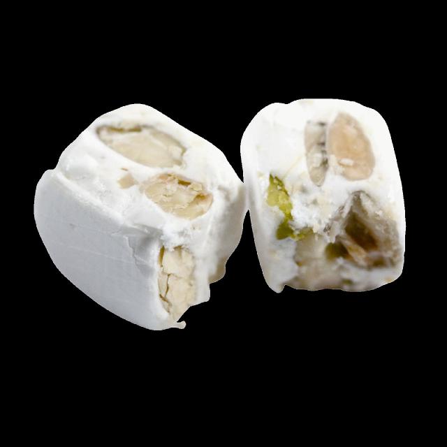 un morceau de nougat de montélimar coupé en deux