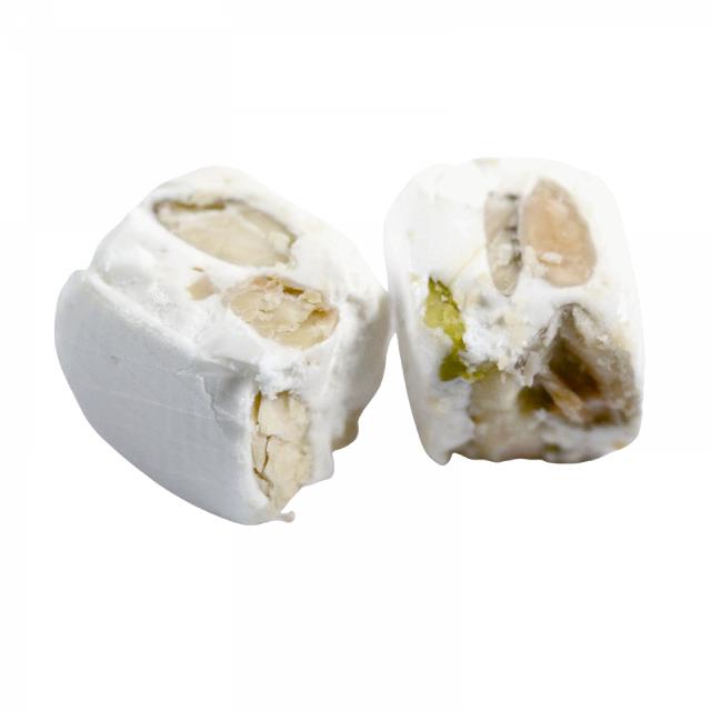 un morceau de nougat de montélimar coupé en deux