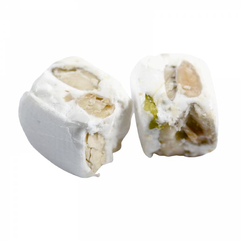 un morceau de nougat de montélimar coupé en deux