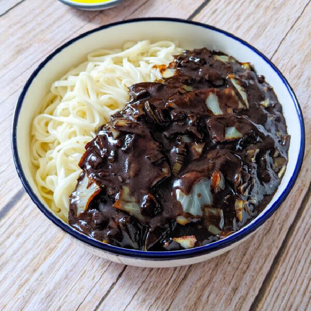 Un plat de nouilles zha jiang, sauce à la pâte de soja fermenté