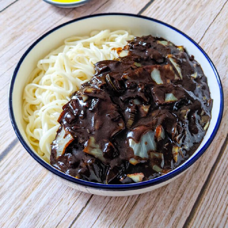 Un plat de nouilles zha jiang, sauce à la pâte de soja fermenté