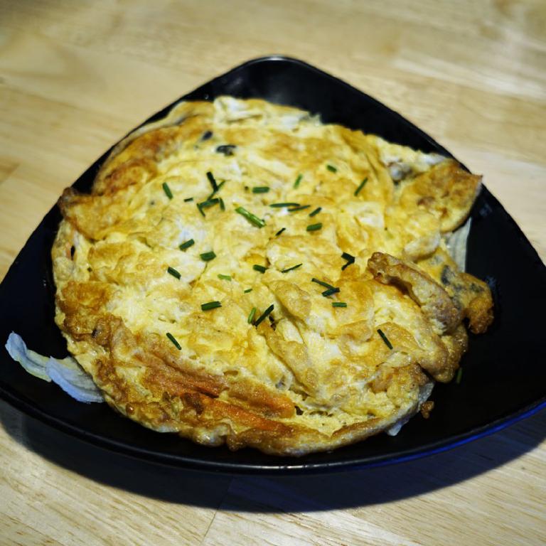 une portion d'omelette asiatique au poisson