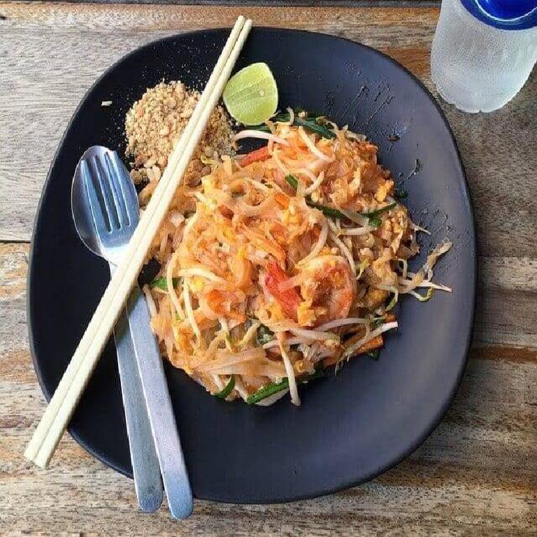 un plat de nouilles sautées à la thailandaise (pad thai)