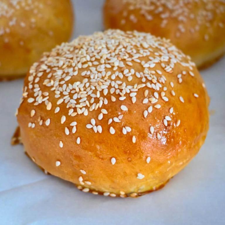 des pains à burger, prêts à être dégustés