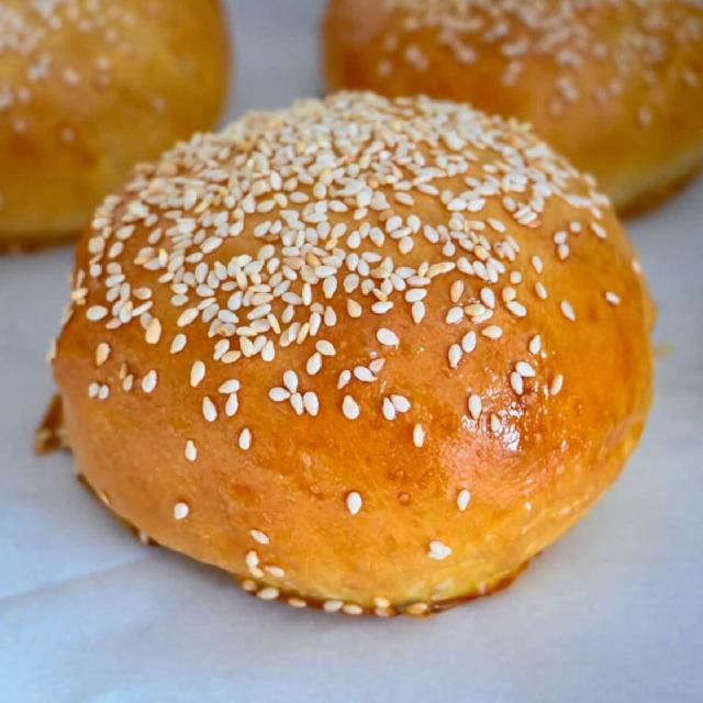 des pains à burger, prêts à être dégustés