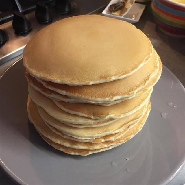 une assiette avec une pile de pancakes récemment cuits
