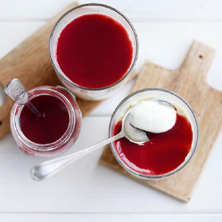 2 verrines de panna cotta nappées de coulis de fruit rouge