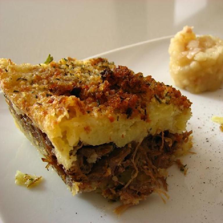 Une part de parmentier de confit de canard