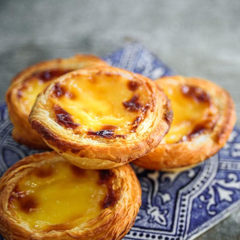 trois pasteis de nata, petit flancs portugais, dans une assiette