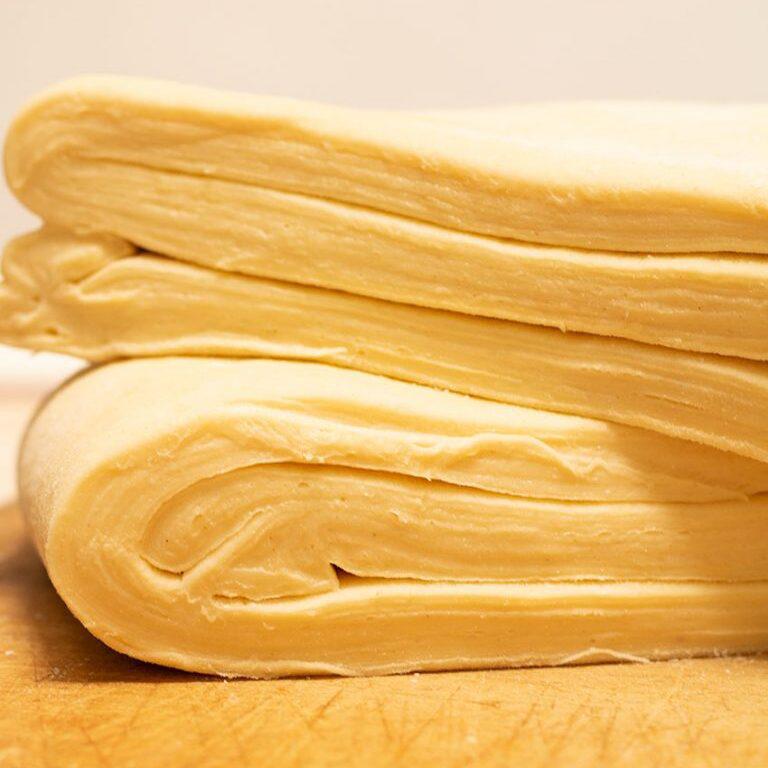 un bloc de pâte feuilletée