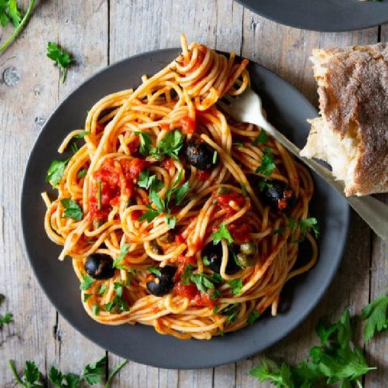 un plat de spaghetti alla putannesca